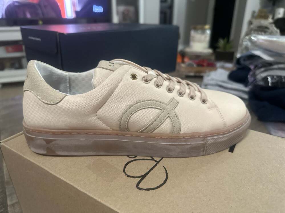 LØCI x Nikki Reed Nine Low-Top Vegan Canvas Sneakers in Beige